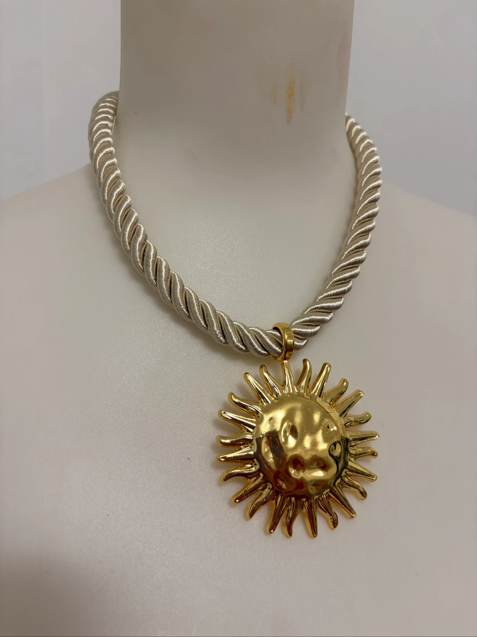 Collar de sol nudo satinado 
